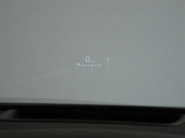 ヘッドアップディスプレイを装備してます。車速等の運転に必要な情報をウインドシールガラスの視野内に投影します。