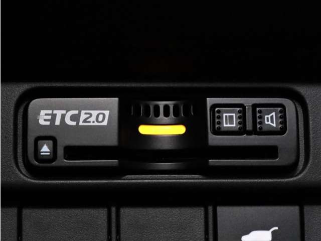装備されていビルトインタイプのホンダ純正ETC2.0車載器です。セットアップしてからご納車致します。ETCカードを差し込めば高速道路の出入り口ゲートを楽々通過出来ます。