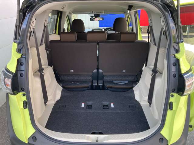 サードシートはセカンドシート下に収納できるのでラゲッジスペースが広々使えます。