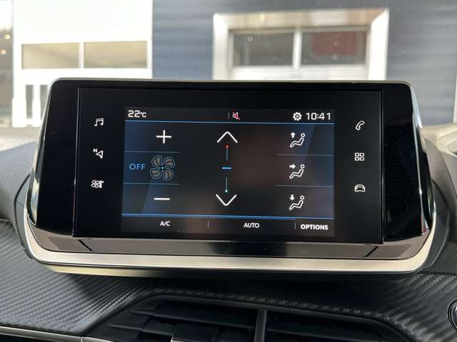 ７インチタッチスクリーン装備。Apple Car Play/Android Auto対応。
