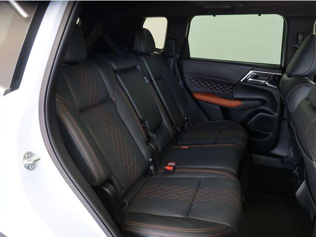 本革シート 後部座席はリクライニング機能がついているので、快適なドライブをサポートしてくれます。