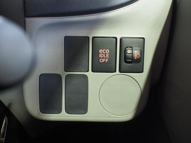 運転席右側のスイッチパネル。エコアイドルのスイッチがあります。