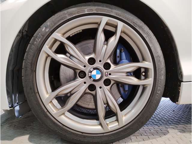 BMWの純正アロイホイールは軽量かつ強度にも優れているホイールで走行性能を引き上げる設計になっております。足元にもBMWは妥協がなくこだわっている個所になります。