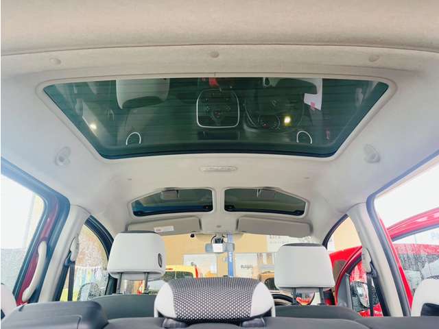 天井も高くパノラミックルーフ付きなので車内はとても明るく開放感があります！