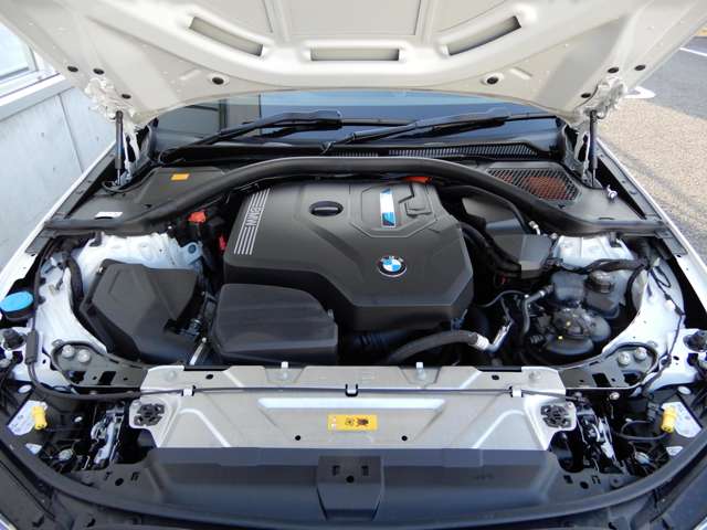 直列4気筒BMWツインパワー・ターボ・エンジン。出力135kW〔184ps〕/5000rpm（カタログ値）、トルク300Nm〔30.6kgm〕/1350-4,000rpm（カタログ値）♪