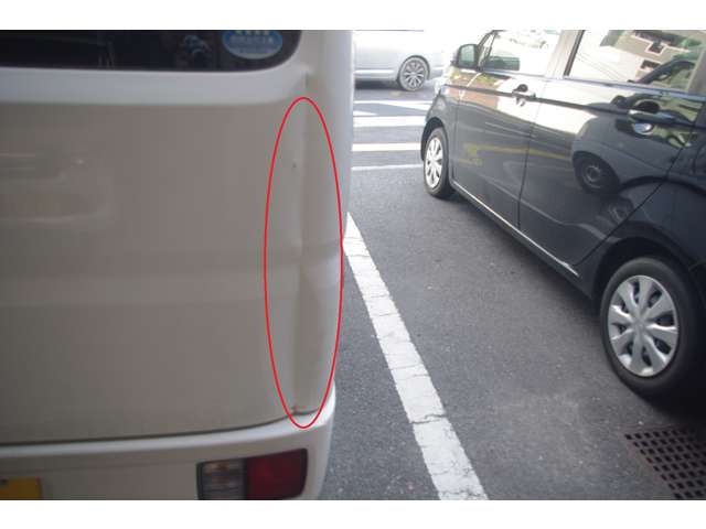 右後ろの赤丸の箇所に凹みあります！車両現状渡し！元気な軽バンです！