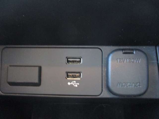 USBポート・アクセサリーソケットはこちらにもございます。