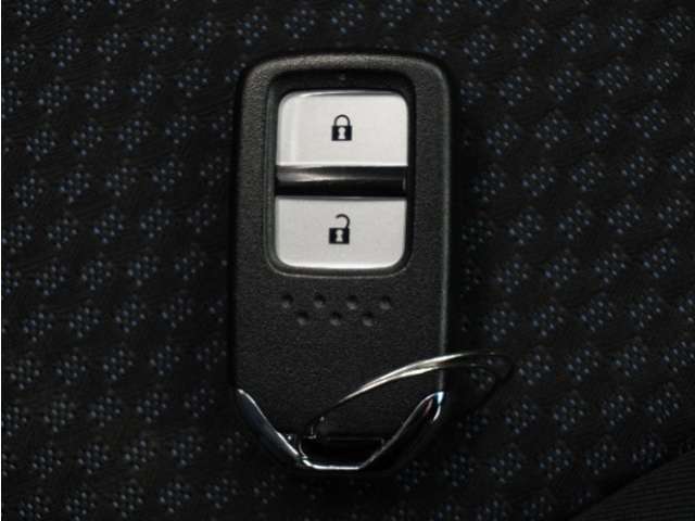 ☆スマートキー☆ かばんやポケットに携帯するだけで、ドアの開け閉め・エンジンの始動が可能です。荷物が多くて手がふさがっている時などとても便利です。