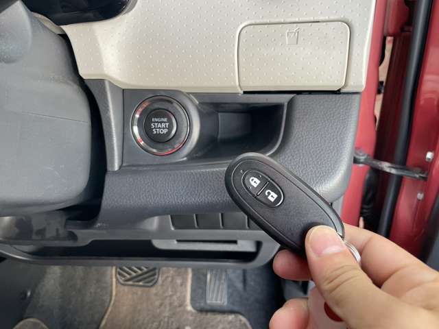 スマートキー＆プッシュスタート！鍵を取り出さなくてもエンジンの始動、停止や車の開錠、施錠が可能となっています。