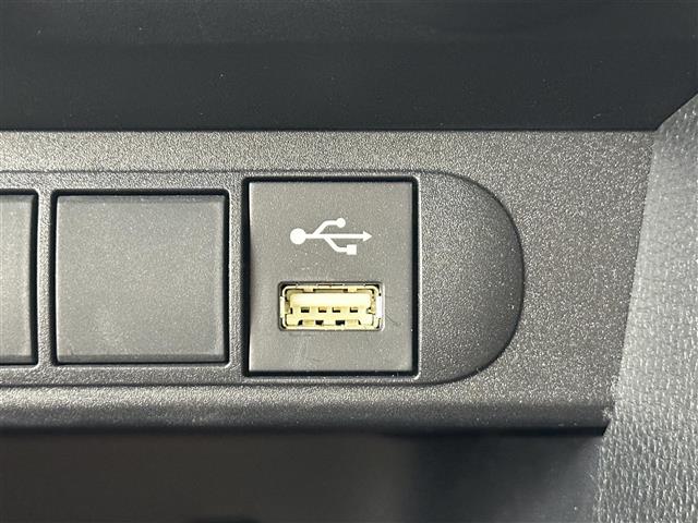 【USB接続】USB接続もついていますので携帯などの電子機器の充電にも使えて便利です♪