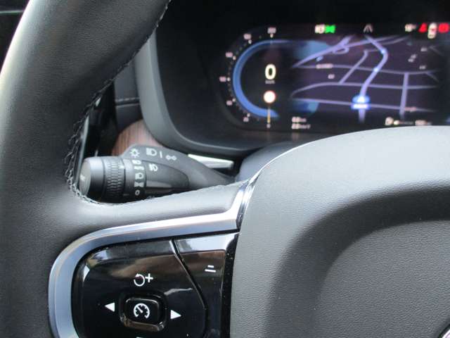 全車速追従機能付ACC（アダプティブクルーズコントロール）が長距離ドライブの疲労を軽減します、操作スイッチはハンドル左側に配置されています。