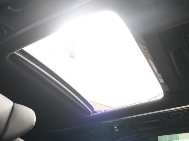 明るさが室内に溢れるムーンルーフですね。 暗い車内でも外の天候関係なく明るい光を取り入れることが出来ますね。 気持ちよくドライビングできますよ。