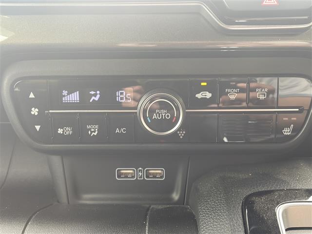 【オートエアコン】車内の温度を検知し風量や温度を自動で調整。時間や場所によって何度もスイッチ操作をする必要はありません。長距離でも快適に運転を進められます。
