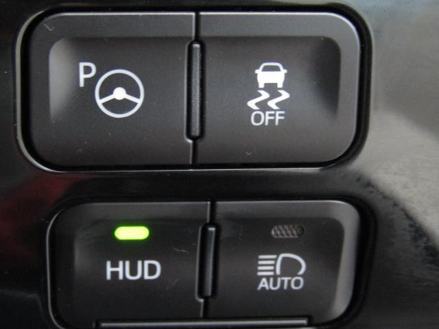 視線を外さず運転に必要な情報を、フロントガラスに映し出すHUD（ヘッドアップディスプレイ）機能付きで、安全運転をサポートします。