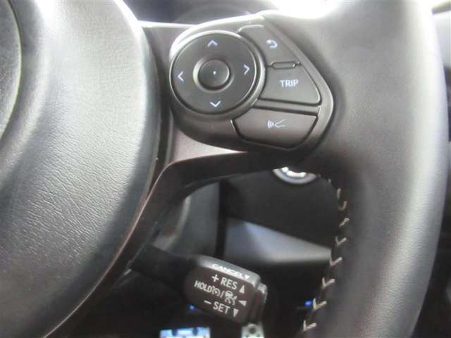 運転席側のステアリングスイッチです。インフォメーションディスプレイの切替ができます。
