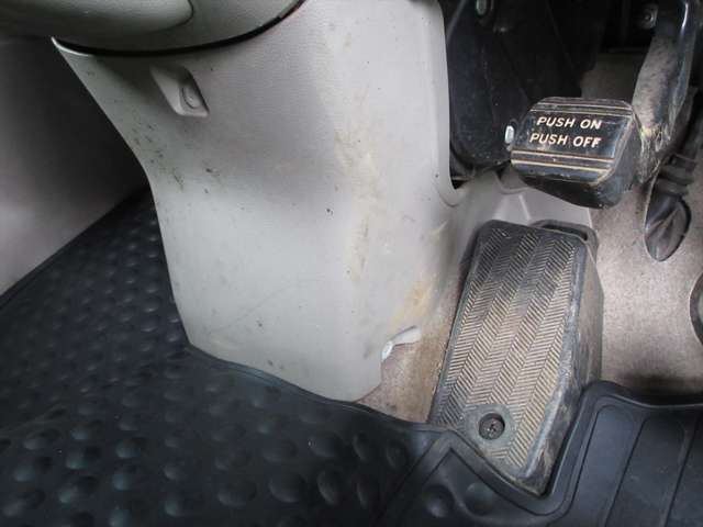 運転席足元に汚れが多いです。