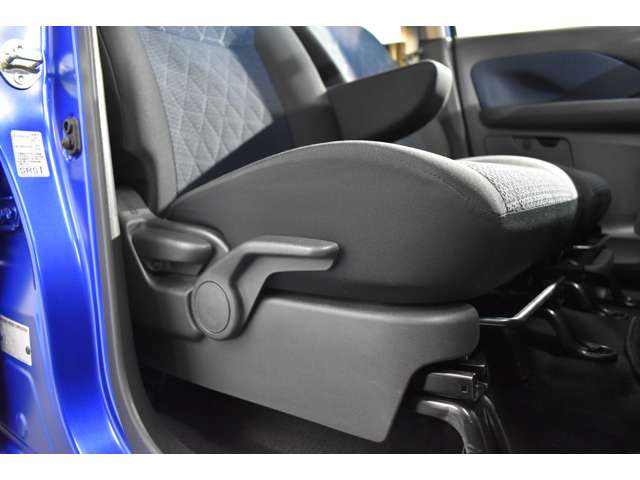 運転席にはレバーでシート高さを調節できるハイトアジャスターを装備☆、体格に合わせた最適なポジションを設定できます。