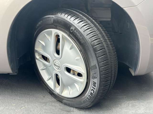 タイヤの溝はフロント約5ミリリア約3ミリ タイヤサイズは175/65-15純正ホイールカバーです。