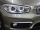 BMW特有のやや前傾したキドニーグリルと特徴的な4灯式丸型のLEDヘッドライトにより、ひと目でBMWモデルであることが分かるデザイン。フェードイン点灯＆フェードアウト消灯で存在感を強調します。