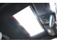 パノラミックスライディングルーフで開放感のある空間をご堪能いただけます。内装が明るいお色ということも相まって、上品な車内空間が演出されております。