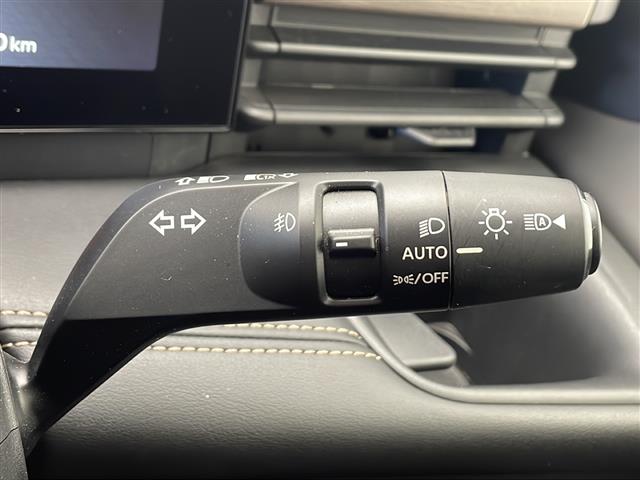 【アダプティブヘッドライト】先行車や対向車などの周りの状況に応じて、ハイビームまたはロービームを切り替え、さらに照射範囲を自動で調整します！常に運転しやすい視界を確保し、安全運転をサポートします。