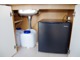 給排水タンク、冷蔵庫です。冷蔵庫はＡｂｉｔｅｌａｘ（アビテラックス）製の型番ＡＲ－５２０ＪＥ（Ｋ）の内容量４６Ｌ、家庭用直冷タイプです。