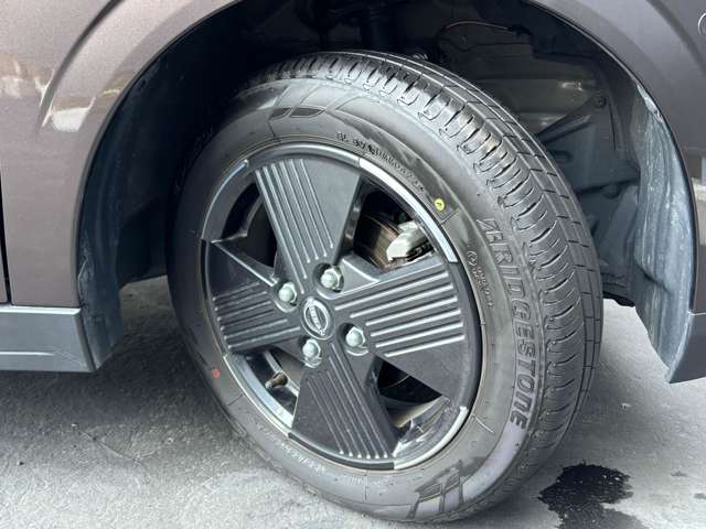 タイヤの溝はフロント約4ミリリア5ミリ。タイヤサイズは155/65-14アルミホイール装着です。