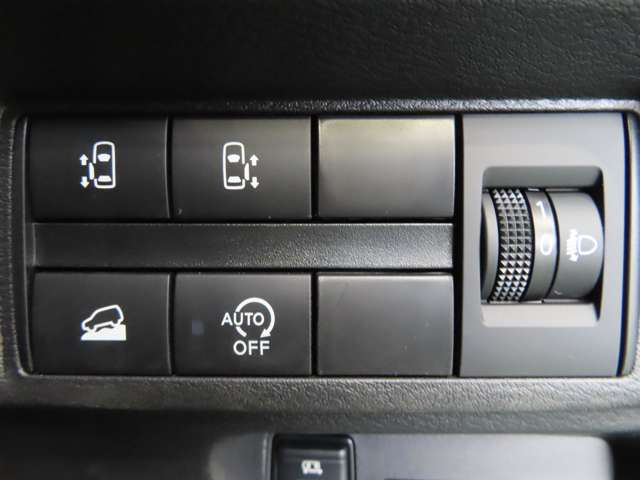 スライドドア開閉スイッチなどは右手で操作しやすい位置に配置されています！！
