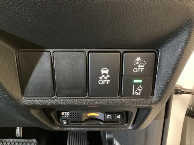 ハンドルの右側にはHondaセンシング用の、レーンキープアシストシステムのメインスイッチとVSA（ABS＋TCS＋横滑り抑制）の解除スイッチなどがついています。