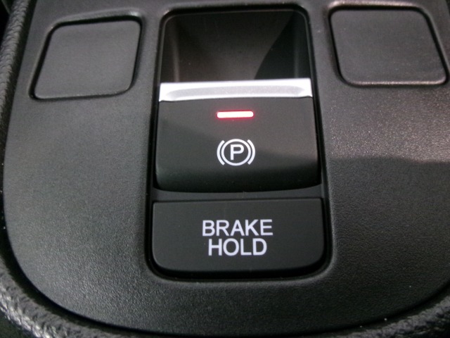 スイッチ操作でパーキングブレーキをオン/オフする「電子制御パーキングブレーキ」とブレーキペダルから足を離しても停車状態を保持、アクセルペダルを踏めば解除する「オートブレーキホールド機能」装備です！