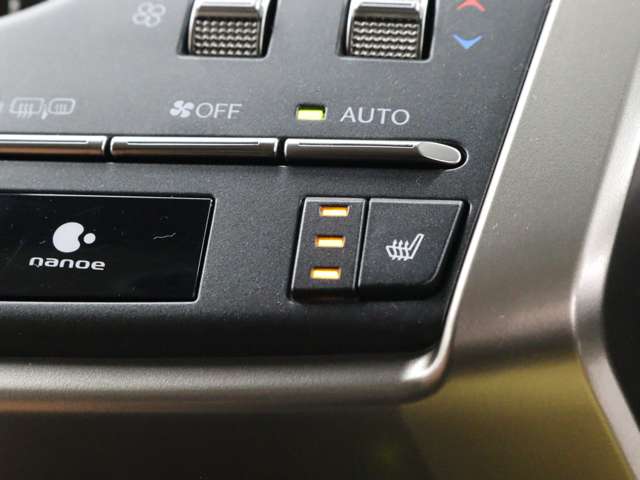 Ltexシートにはシートヒーターを装着。長時間のドライブで負担のかかりやすい肩や腰、寒い日や夏の冷房中に冷えやすい下肢を温めます。