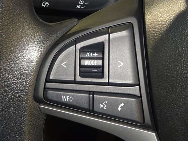 【ステアリングスイッチ】手元でオーディオの音量調整やソース切り替えができるスイッチです！運転中でも視線や姿勢を変えることなく、簡単に操作できるのでとても便利ですね♪