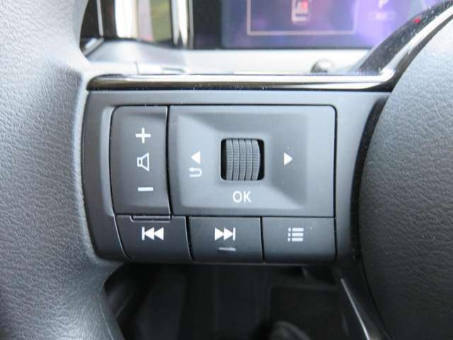 ハンドルに付いたコントロールスイッチ 走行中でもハンドルから手を離すことなくメーター内のインジケーターの表示切替・ＡＶの音量調整やメディアの切り替えが出来ます。