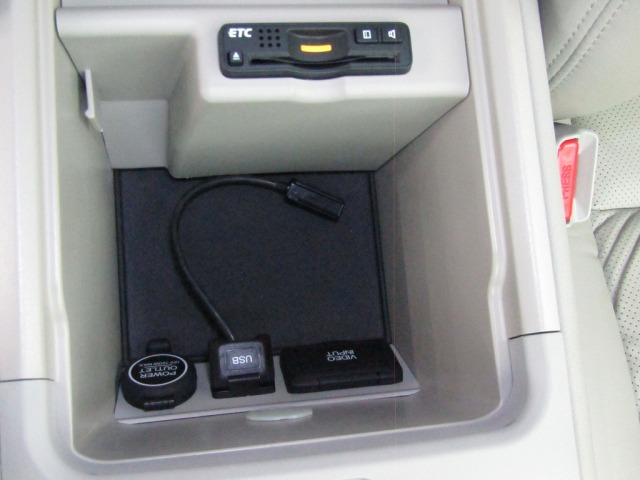 コンソールボックスの中には、ＥＴＣ車載器とＵＳＢ接続端子、アクセサリーソケットが装備されています。