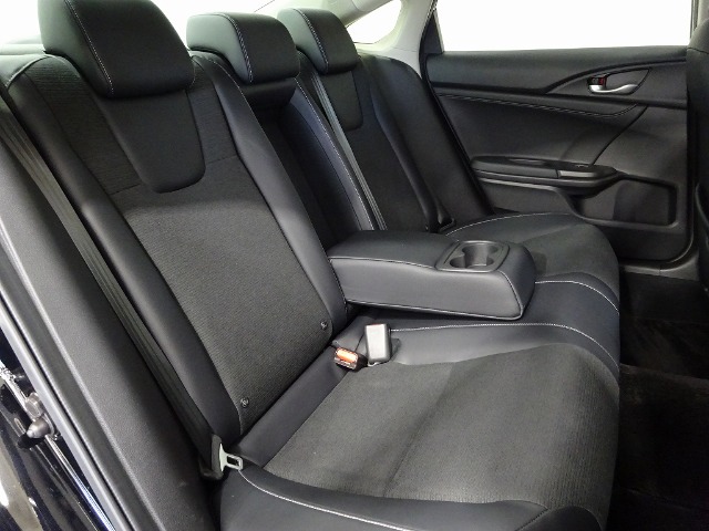 リヤシートは、シートの座面を考慮し、適度なホールド感をもたせ、ゆとりある着座姿勢を保てるようにシートバックの角度を適度に設定したシートにしています。長距離にも十分適してます。