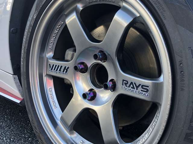 RAYS製鍛造TE37 ８J+35の15インチを装着。タイヤの溝も十分ございます。
