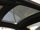 ガラスルーフを採用しておりルーフトップを閉じた状態でも車内に光を取り込み開放的な空間を演出します！シェードを閉じる事で光を遮る事も可能ですので、状況に応じてご使用ください！