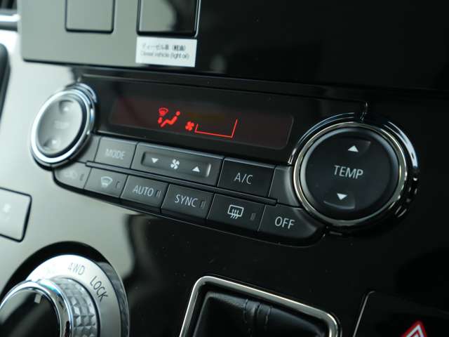 エアコン操作部です！運転席と助手席でそれぞれ別々の温度の送風が可能です！暑いと感じる方と寒いと感じる方が同時に乗車していても対応が可能です♪