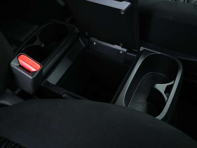 運転席と助手席の間にはコンソールボックスが搭載されております！蓋はちょっとしたテーブル代わりに使用出来る他、内部は深めの収納スペースになっており、小物類の保管場所として活用することが出来ます！