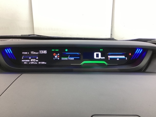 中央にデジタル表示のスピードメーターを配したハイブリット専用メーターになっています。左側のインフォメーション画面で燃費などの情報を確認できます。