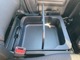 助手席のシートアンダーボックスはスズキならではの便利装備！取っ手付きで持ち運べます