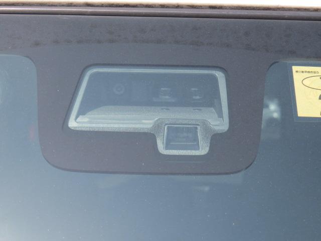 ＲＢＳＩＩ：フロントガラス上部に設置されたミリ波レーダーで車輛前方の状況を感知し各種制御を行います。