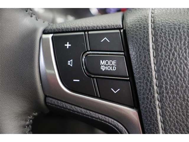 ステアリングスイッチでハンズフリー電話や音声認識、オーディオ操作やマルチインフォメーションディスプレイ内の表示切替が出来ます。走行中に視線を逸らさず出来る手元操作は安全運転につながります。