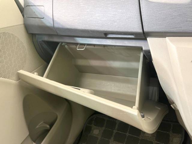 【シートアンダーボックス】シートの下に大容量の収納スペースが備わっており、靴や洗車グッズなど、外から見られたくないものをすっきり収納できて便利！