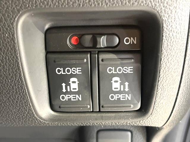 【問合せ：０７４９－２７－４９０７】【両側パワースライドドア】スマートキーや運転席のスイッチで後席両側スライドドアの開閉が可能♪電動だから力を入れてドアを開ける必要が無く、簡単に開け閉めできます！