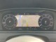 デジタルメータークラスター Digital Cockpit Pro ナビゲーションモードを選択すると、メーター画面に大きくワイドにマップが映し出されます。マルチファンクションステアリングのボタンで操作します。