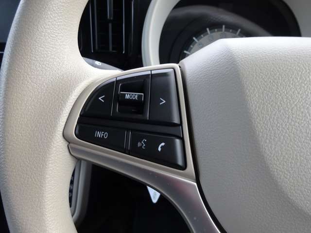 便利なステアリングスイッチを搭載★ナビまで手を伸ばさなくても、ハンドルのボタンで、音楽の切り替えや音量調節もできちゃいます♪前方から視界を落とさず調節できるので、安全運転に繋がりますね♪