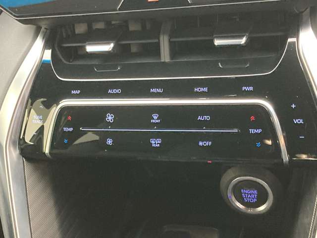 デュアルエアコンとは、運転席と助手席で、個別に温度設定ができる機能です。気温の感じ方は、人それぞれ違うもの。乗る人に優しい機能ですね。