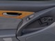 内側のドアノブは木目調デザインが存在感があり、フェラーリならではの高級感と洗練されたデザインが感じられますね。