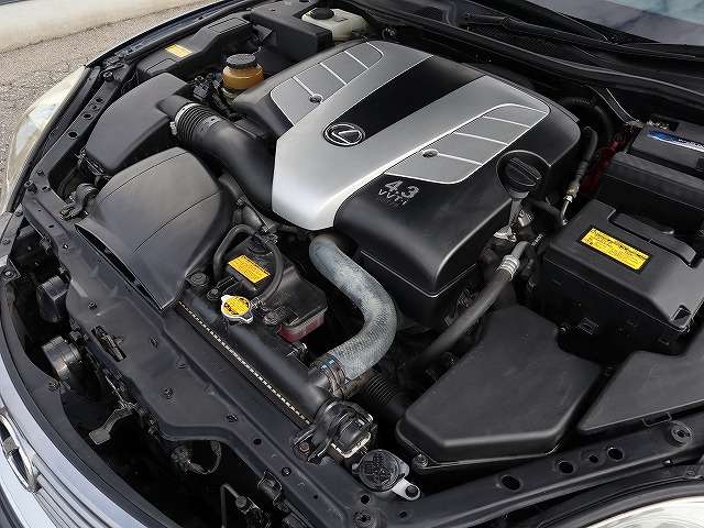 V8 4.3L 大排気量NAの3UZ-FEエンジン。余裕の出力で静かで滑らかに走ります♪